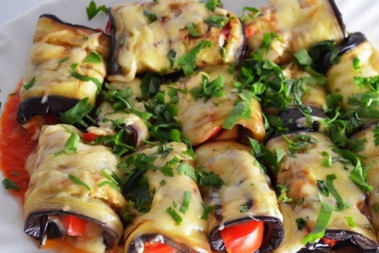 Горячие рулетики из баклажанов с помидорами и моцареллой