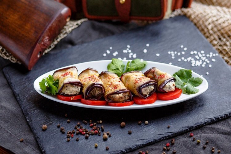 Рулетики из баклажанов с картошкой