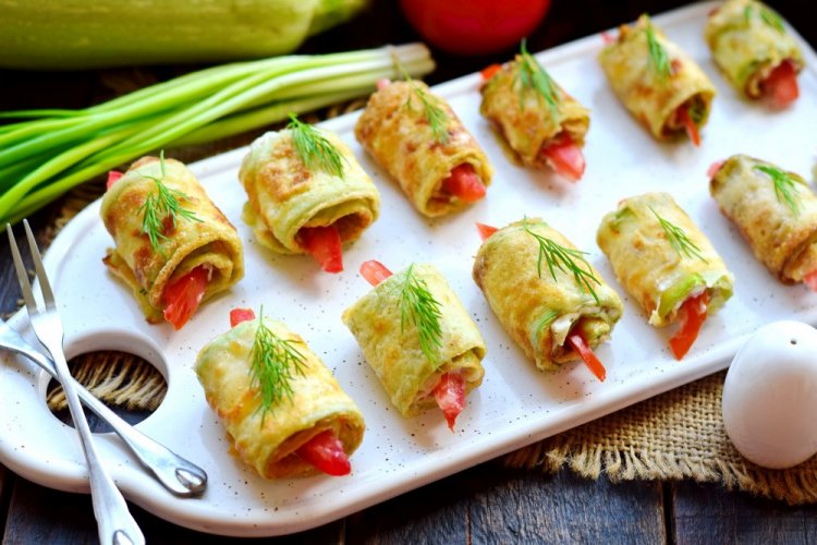 Рулетики из кабачков с авокадо и крабовыми палочками