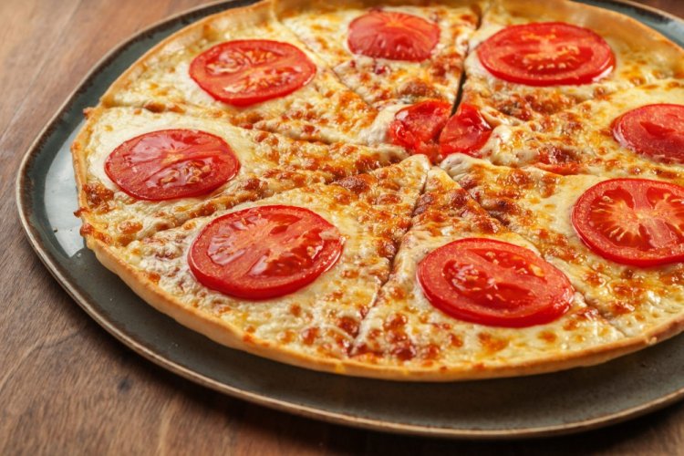 Пицца Маргарита на свежих дрожжах