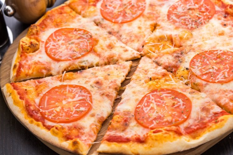 Пицца Маргарита с пармезаном