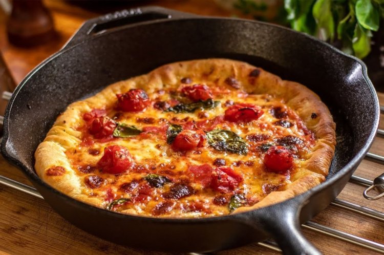 Домашняя пицца Маргарита на сковороде