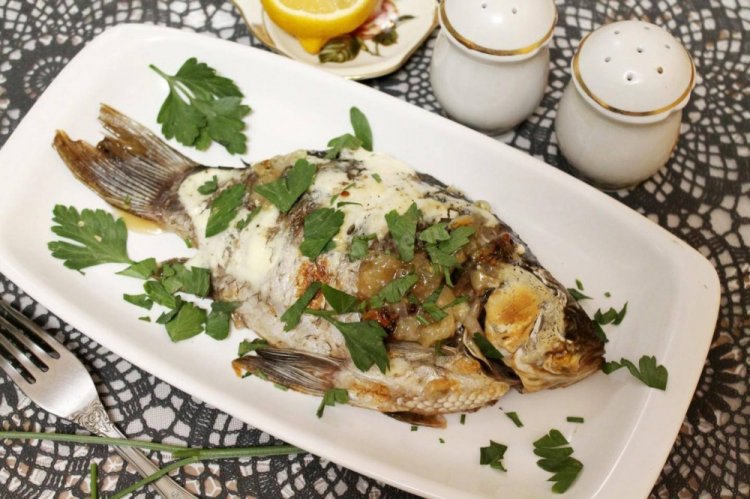 Запеченный карп в сметане