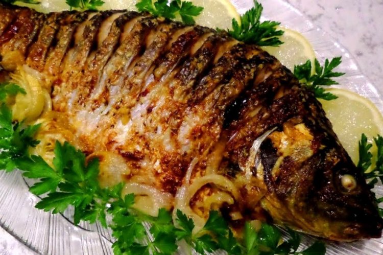 Запеченный карп с зеленью в рукаве
