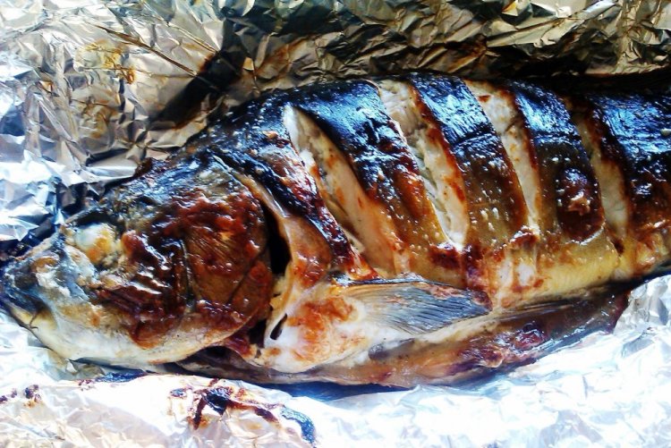 Карп с яблоками в духовке