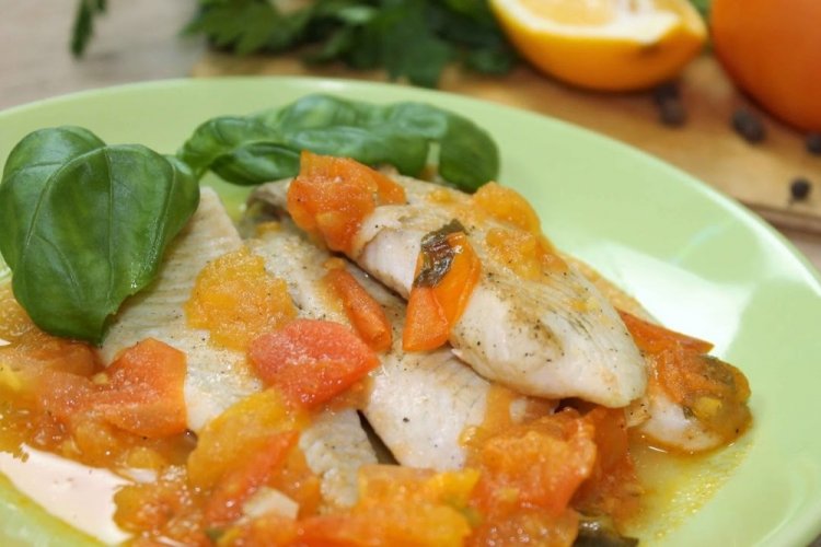 Тушеная тилапия с яблоками