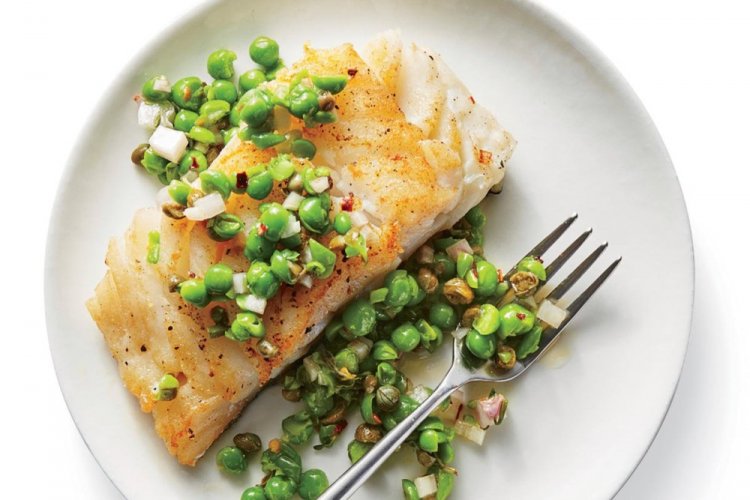 Тилапия с овощами и зеленым горошком