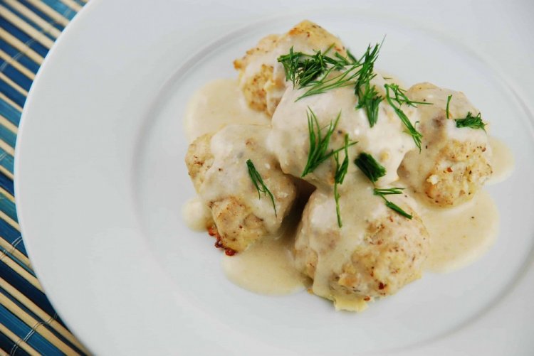 Тефтели из тилапии в сметане