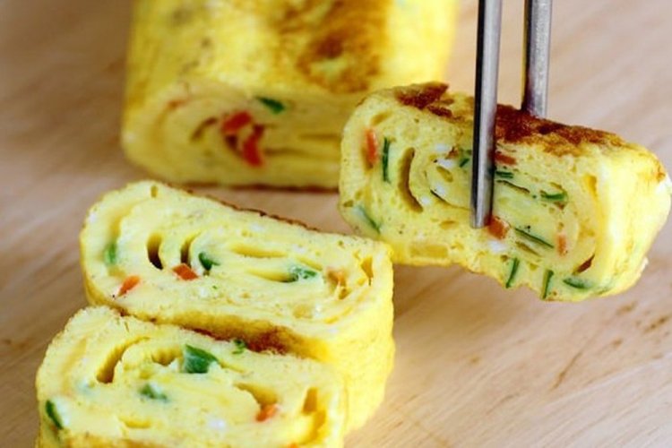 Тамагояки с помидорами