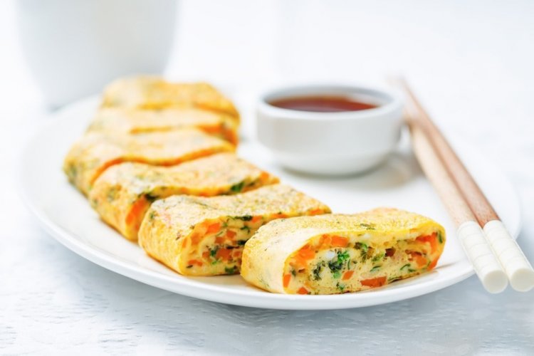 Японский омлет Тамагояки с болгарским перцем