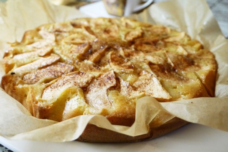 Шарлотка с яблоками и корицей на кислом молоке