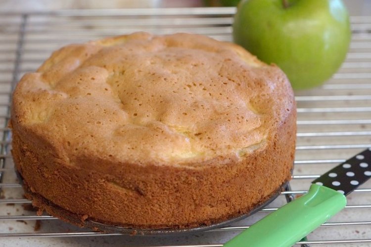 Шарлотка с тертыми яблоками и крахмалом