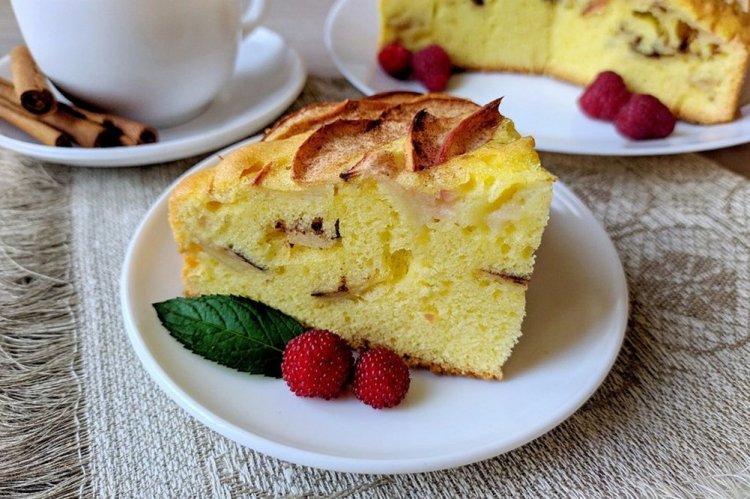 Шарлотка с яблоками и шоколадом