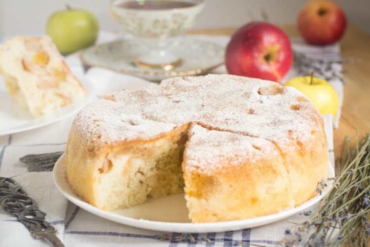 Шарлотка с яблоками и ванилью на молоке