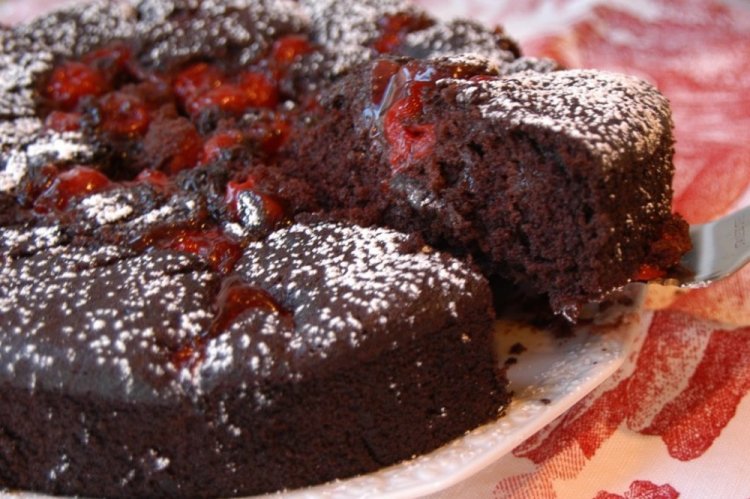 Шоколадный торт с вишней в мультиварке