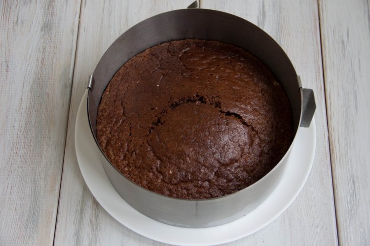 Шоколадный торт со сливочным кремом в шоколадной глазури