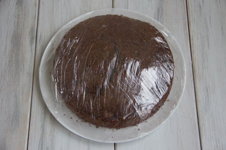 Шоколадный торт со сливочным кремом в шоколадной глазури