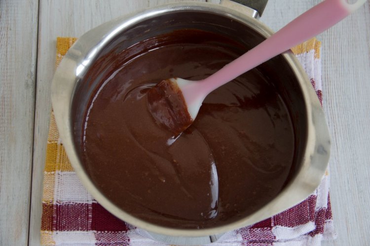 Шоколадный торт со сливочным кремом в шоколадной глазури