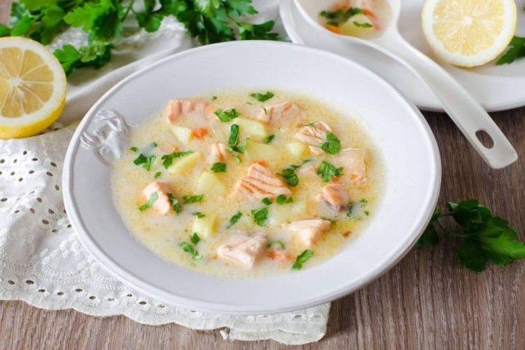 Уха из семги с плавленым сыром