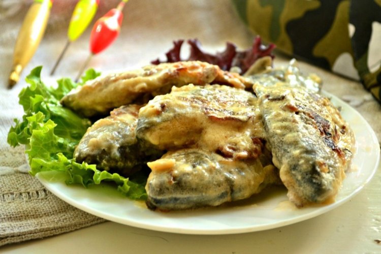 Караси с помидорами черри в сметане