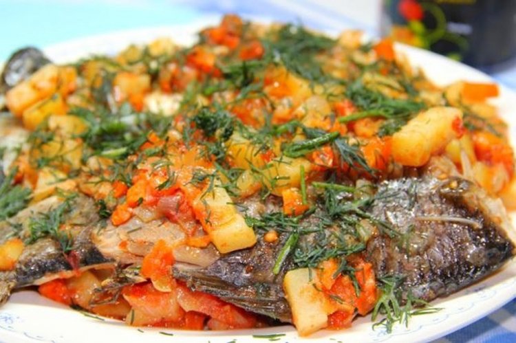 Карась с морковью и луком