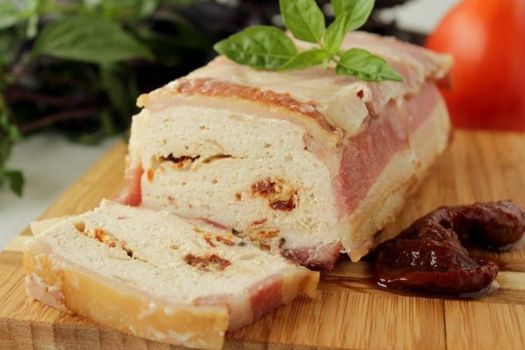 Террин из курицы с вялеными томатами