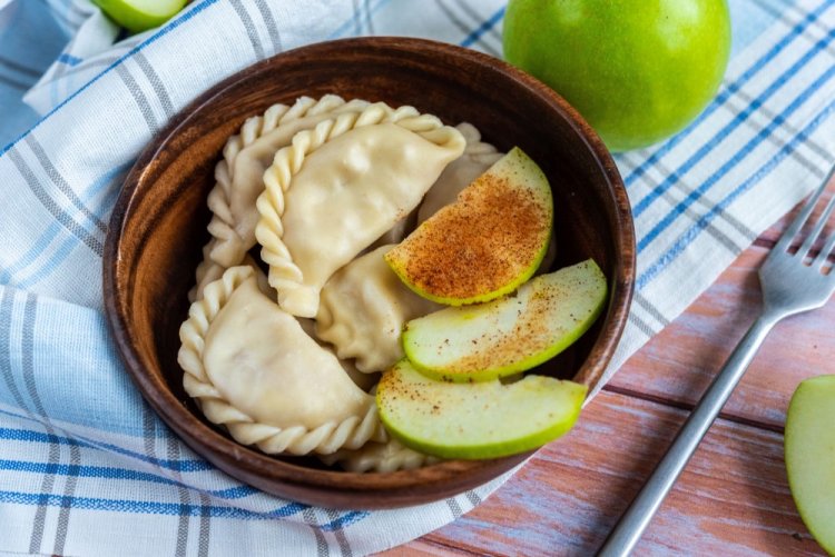 Вареники с яблоками и корицей