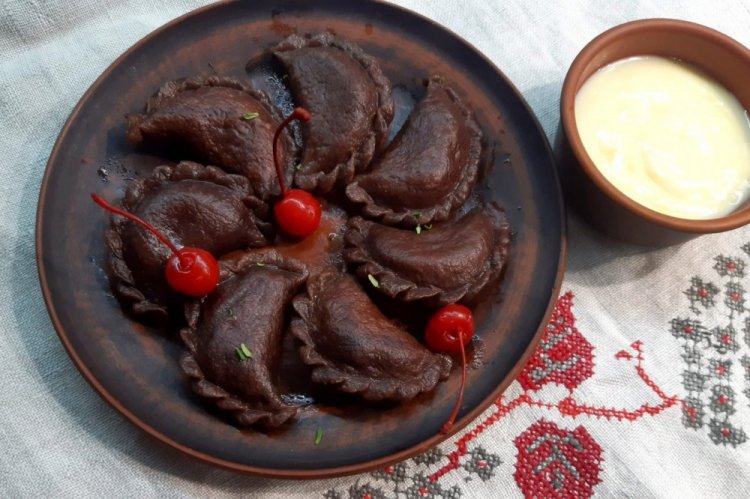 Шоколадные вареники с ягодами