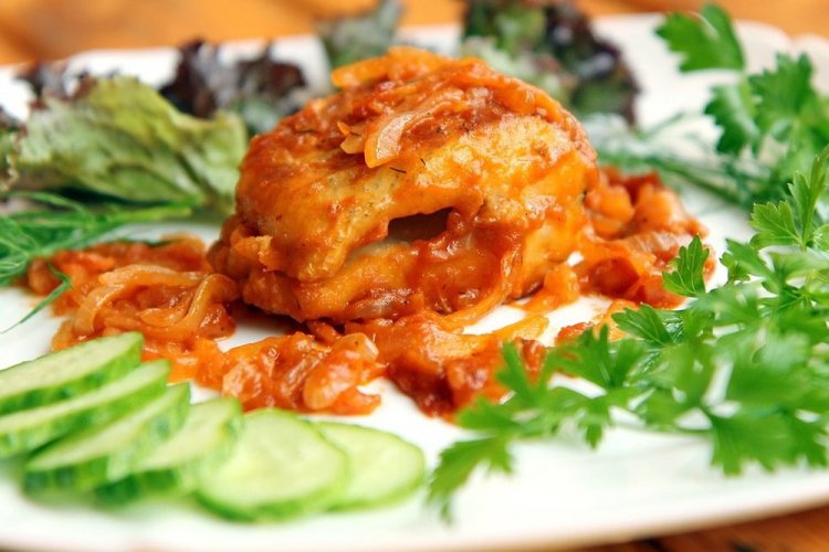 Щука с помидорами и зеленым горошком в духовке