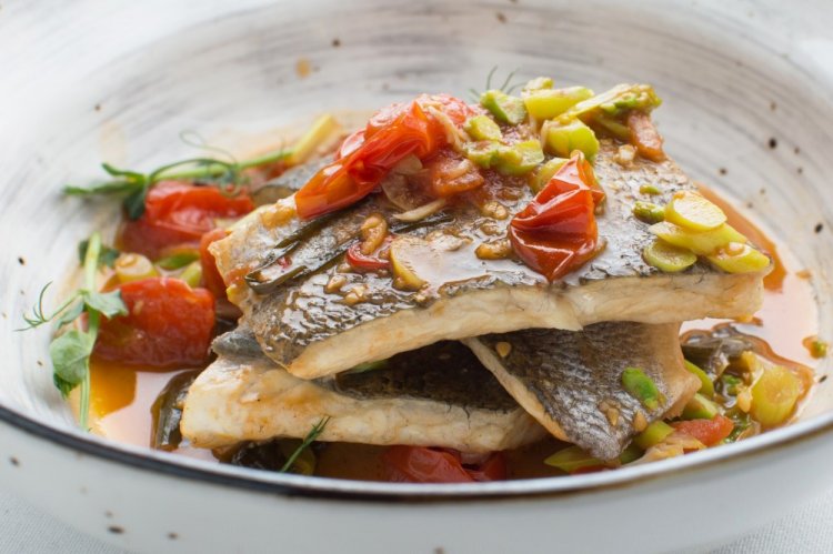 Палтус с овощами и грибами в духовке