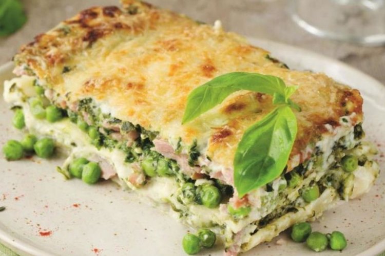 Лазанья с лососем и зеленым горошком