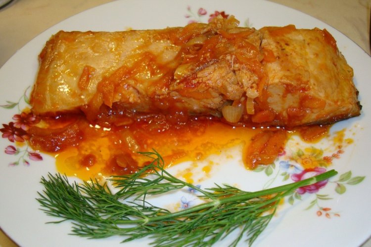 Сазан кусочками в сметанно-томатном соусе