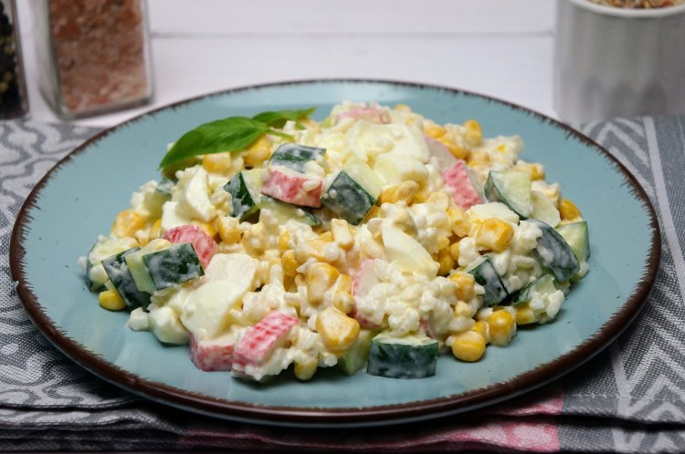 Крабовый салат с рисом и кукурузой