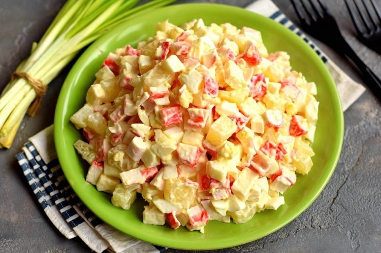 Крабовый салат с ананасами и орехами