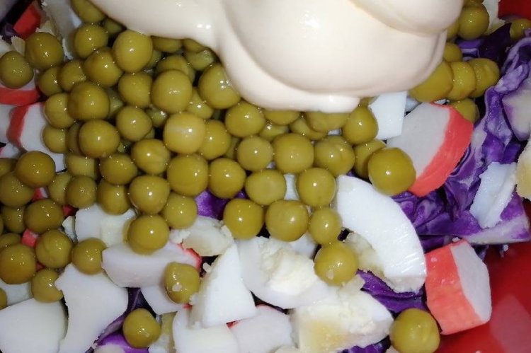 Крабовый салат с красной капустой и консервированным горошком