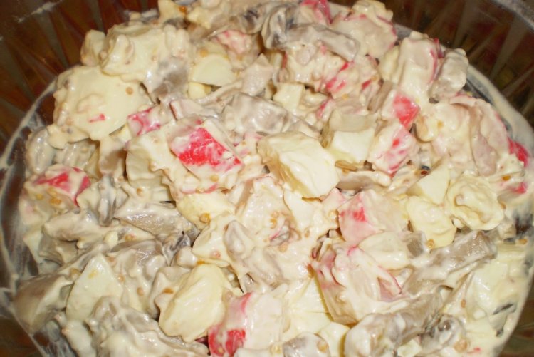 Крабовый салат с грибами