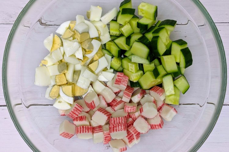 Крабовый салат с рисом и кукурузой