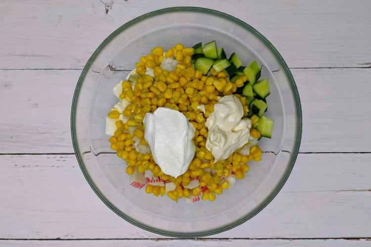 Крабовый салат с рисом и кукурузой