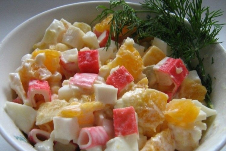 Салат с крабовыми палочками и мандаринами