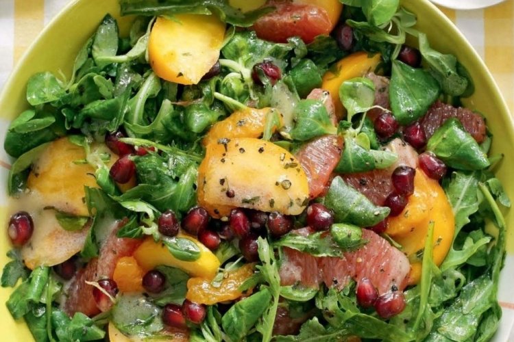 Салат с мандаринами и хурмой