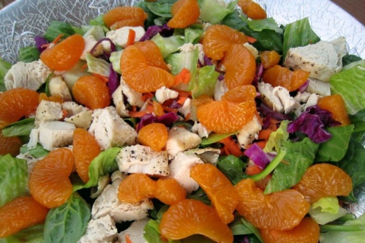 Салат с курицей, мандаринами и фиолетовым луком