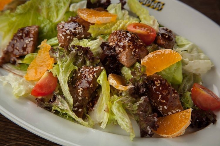 Салат с печенью и мандаринами