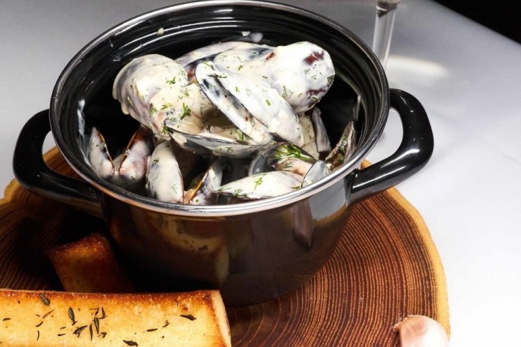 Мидии с беконом в сливочном соусе