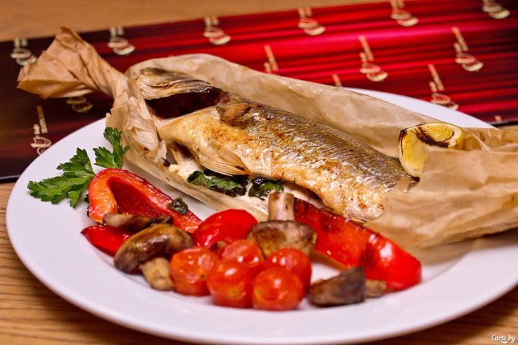 Сибас, запеченный в пергаменте