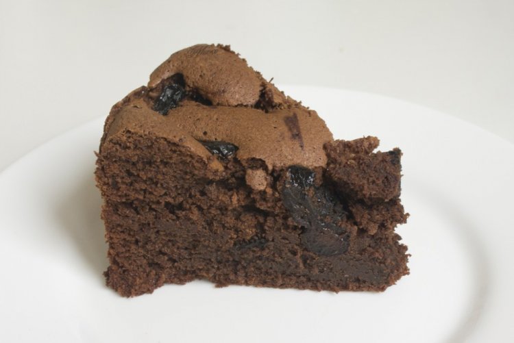 Шоколадный пирог с черносливом