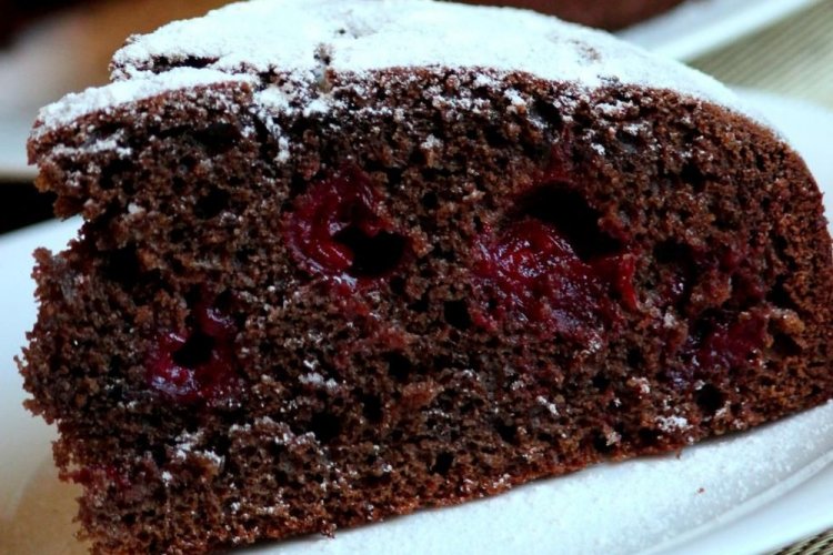 Шоколадный пирог с ягодами в мультиварке