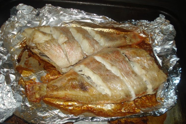Окунь, запеченный целиком в фольге