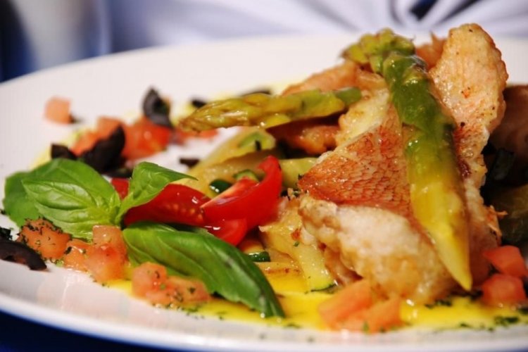 Окунь с овощами в рукаве