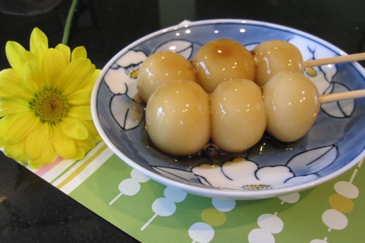 Данго с ванильным соусом