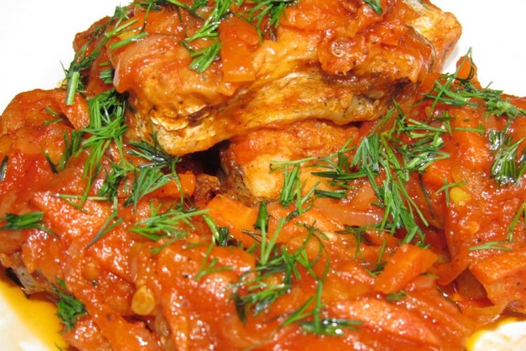 Тушеный сазан в томатно-сметанном соусе